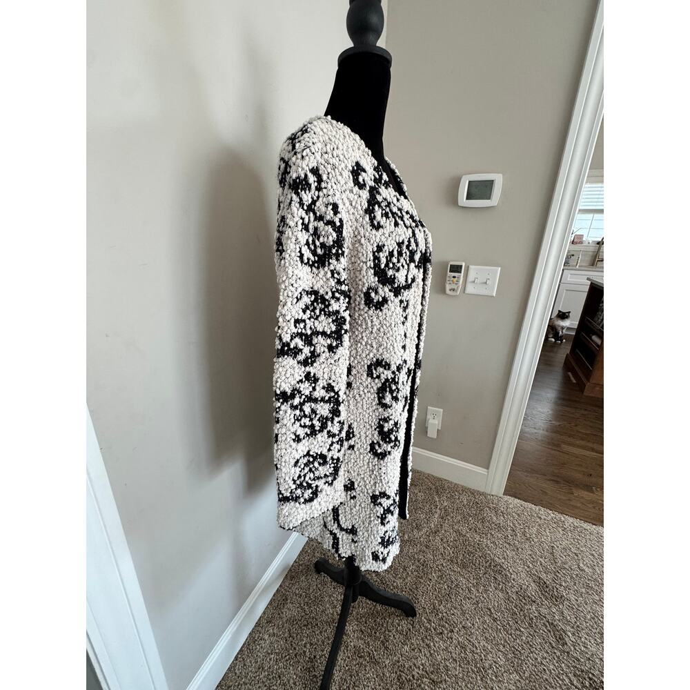 Solitaire by Ravi Khosla- Black and White Textured Long Cardigan - pockets‎ - Picture 2 of 6
